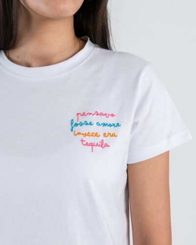 SUPERCULTURE T-shirt regular da donna con ricamo "PENSAVO FOSSE AMORE INVECE ERA TEQUILA" AW2017 Bianca