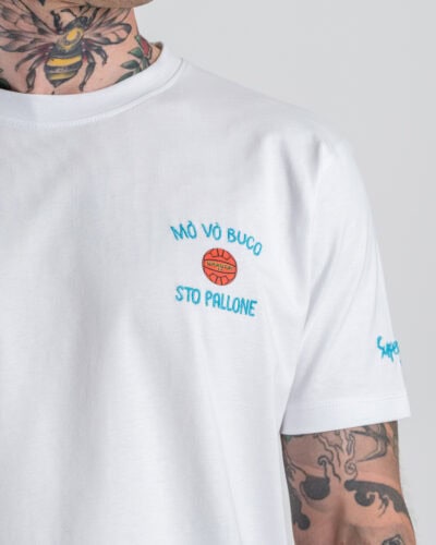 SUPERCULTURE T-shirt regular in cotone con ricamo e stampa lato cuore "MO VO BUCO STO PALLONE" A1909 Bianca