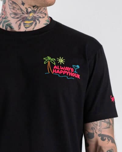 SUPERCULTURE T-shirt regular in cotone con ricamo lato cuore "ALWAYS HAPPY HOUR" A1845 Nera