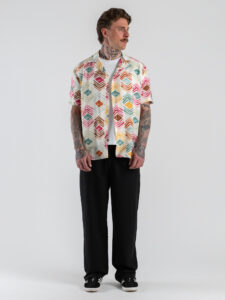 TELAMIRA Camicia over a mezze maniche con collo bowling e fantasia hawaii APEROL (1)