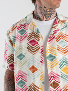 TELAMIRA Camicia over a mezze maniche con collo bowling e fantasia hawaii APEROL (3)