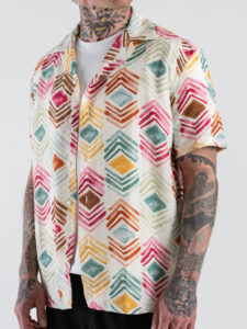 TELAMIRA Camicia over a mezze maniche con collo bowling e fantasia hawaii APEROL (4)