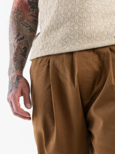TELAMIRA Pantalone carrot fit in cotone con coulisse in vita e cordino TEL010 Tabacco (4)