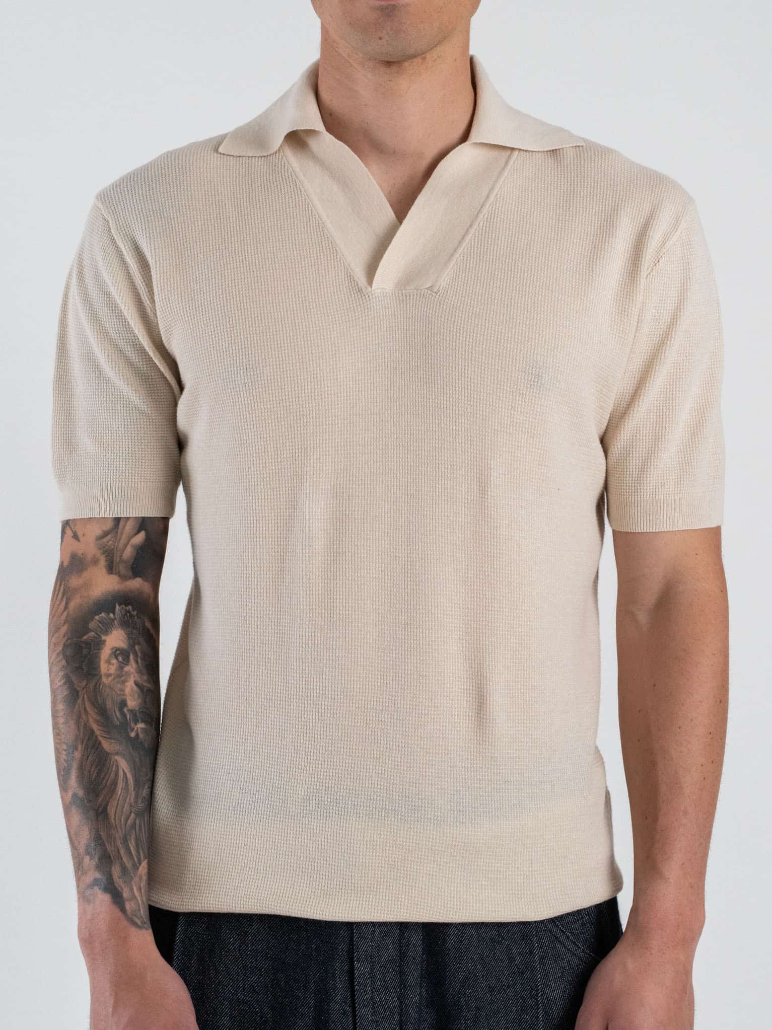 TELAMIRA Polo regular a mezza manica in tessuto lavorato con scollo a V RTM06087 Beige