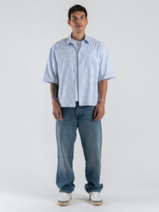 Camicia boxy fit a righe sottili, con taschino a mezza manica 7815 Blu (1)