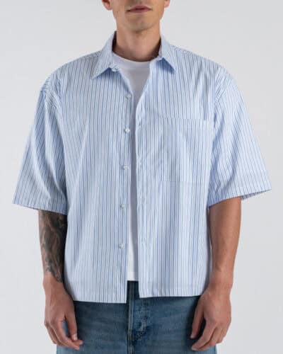 Camicia boxy fit a righe sottili, con taschino a mezza manica 7815 Blu