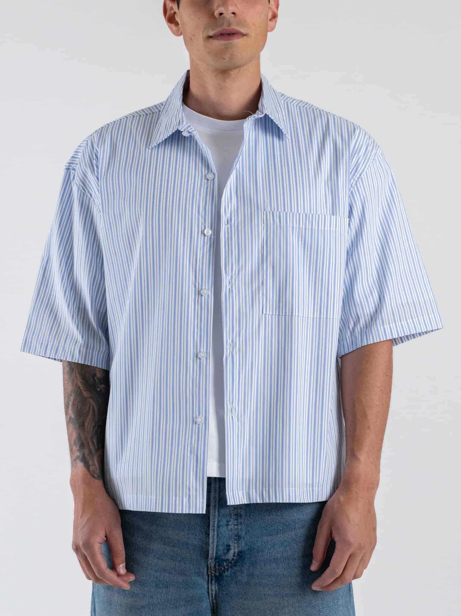 Camicia boxy fit a righe sottili, con taschino a mezza manica 7815 Blu