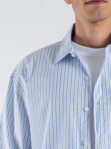 Camicia boxy fit a righe sottili, con taschino a mezza manica 7815 Blu (3)