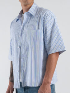 Camicia boxy fit a righe sottili, con taschino a mezza manica 7815 Blu (4)