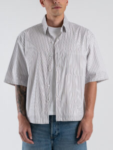 Camicia boxy fit a righe sottili, con taschino a mezza manica 7815 Moro (2)