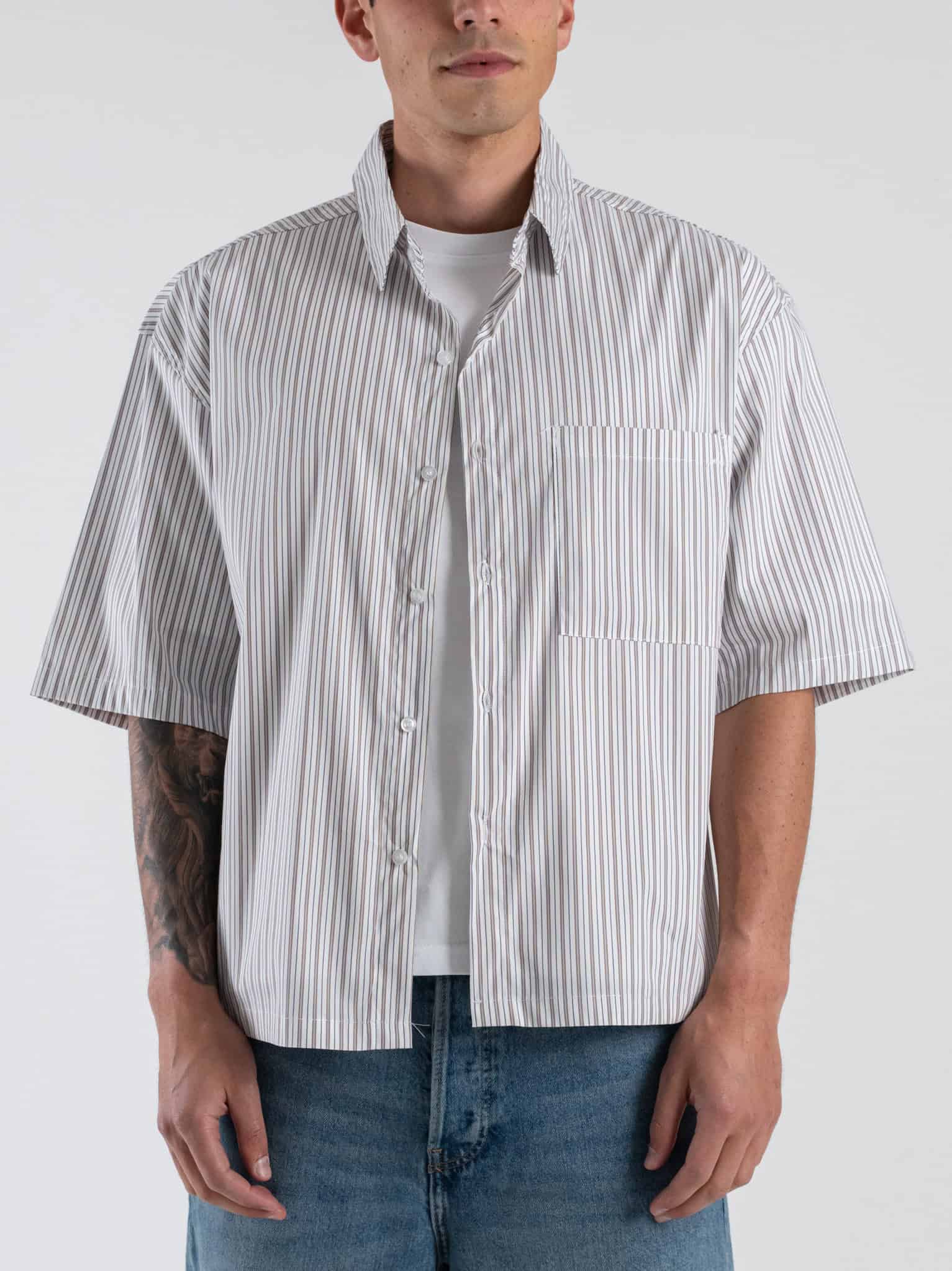 Camicia boxy fit a righe sottili, con taschino a mezza manica 7815 Moro