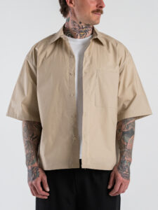 Camicia boxy fit in cotone a mezza manica con taschino 7813 Beige (2)