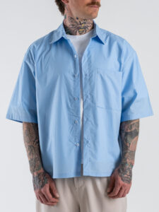 Camicia boxy fit in cotone a mezza manica con taschino 7813 Celeste (2)