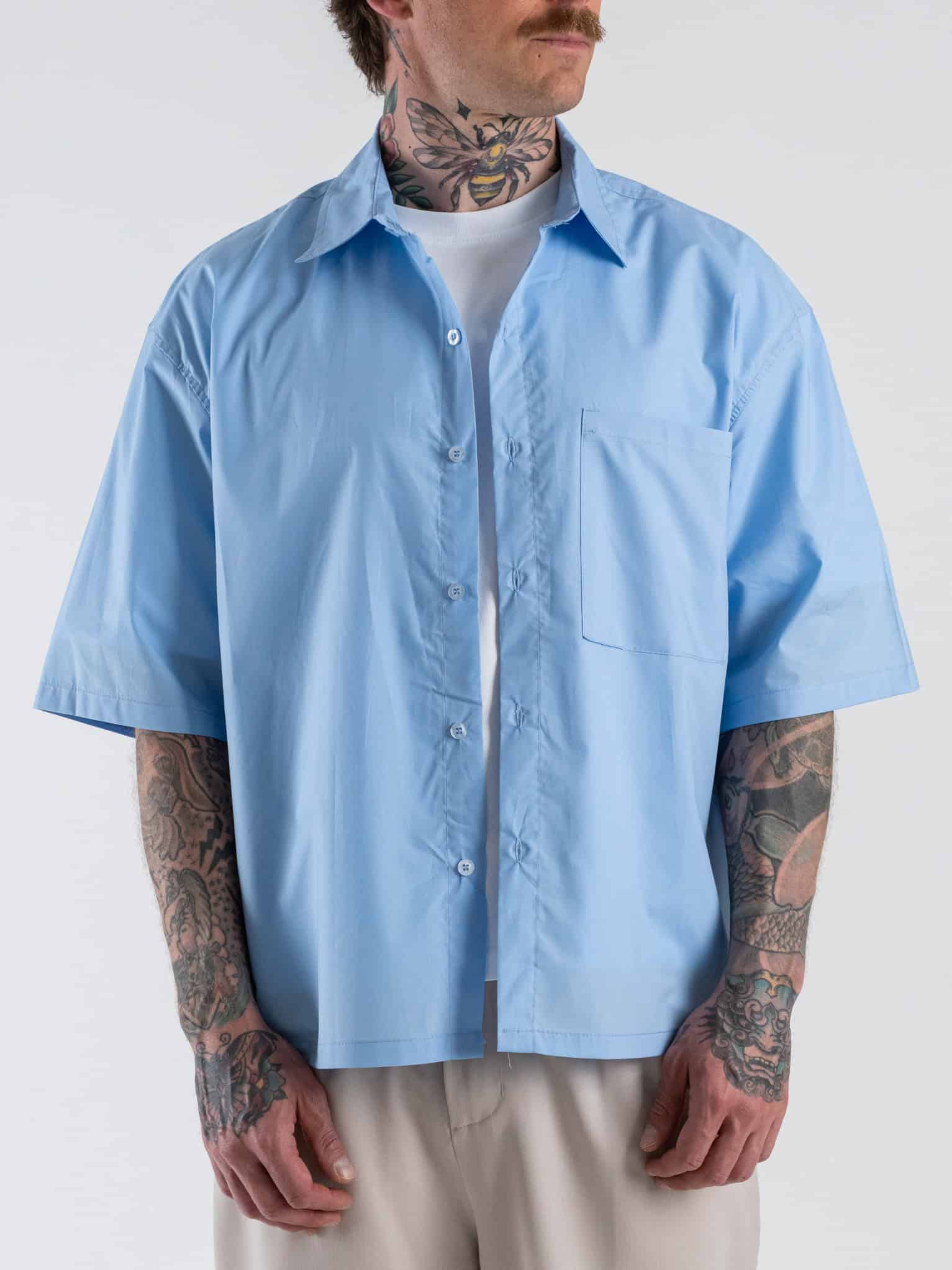 Camicia boxy fit in cotone a mezza manica con taschino 7813 Celeste