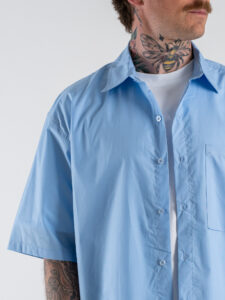 Camicia boxy fit in cotone a mezza manica con taschino 7813 Celeste (3)