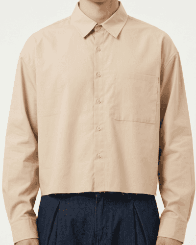 Camicia over croppata in cotone con fondo a taglio vivo e tasca frontale 7799 Beige