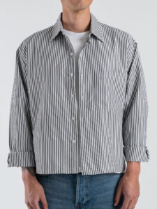 Camicia over in cotone croppata fantasia righe con tasca frontale 7801 Nero (2)