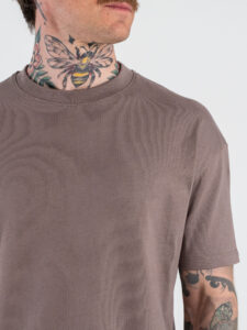 ESTASI T-shirt regular in cotone con spalla scesa SOLE Tortora (3)