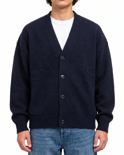 Cardigan oversize uomo blu in misto lana indossato, vista davanti con scollo a V, bottoni e t-shirt bianca sotto
