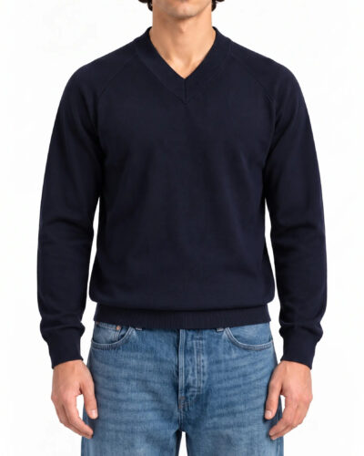 Maglione scollo a V uomo blu in viscosa indossato, vista frontale con jeans chiari